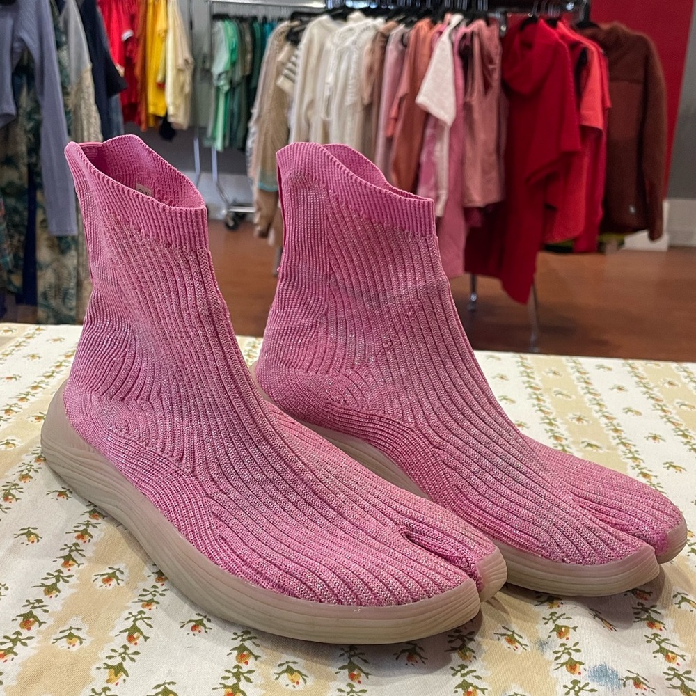 ILYSM Tabi Shoes in Metallic Pink